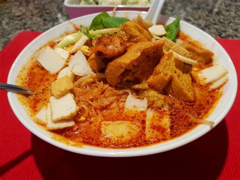  Laksa Penang: Un trionfo di sapori piccanti e cremosi che vi conquisterà il palato!