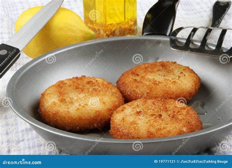  Aromatic Pan-Fried Fish Cakes: Una Delizia di Mare Fritta Perfetta per un Pranzo Veloce!