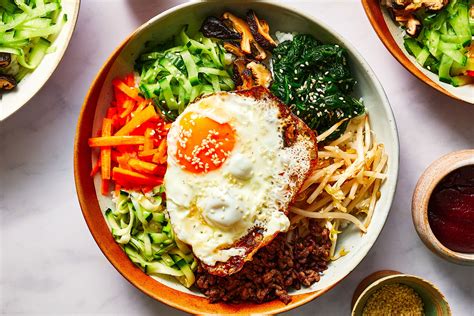  Bibimbap: Un trionfo di sapori piccanti e freschi in una ciotola unica!