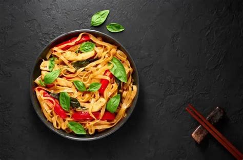  Jingmen Hot Dry Noodles: Una Deliziosa Sinfonia di Textura e Sapori Piccanti