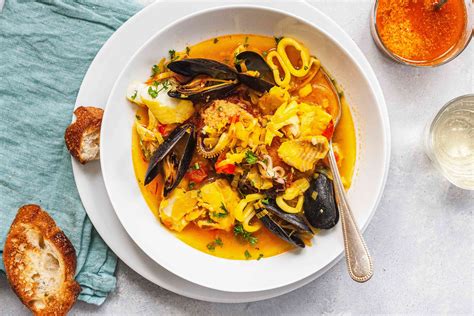  La Bouillabaisse: Un trionfo di sapori mediterranei che si scioglie in bocca con delicatezza e freschezza!