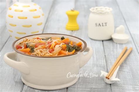  La Zuppa di Noodle alle Erbe Aromatiche: Una Sinfonia di Sapori Piccanti e una Danza Cremosa su un Palato Affamato!