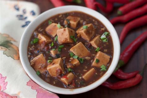  Mapo Doufu: Un'Esplosione Piccante di Sapori Umidi e Setosa!