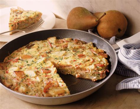  Tortilla Española: Un Frittatone Soffice e Cremoso che Nasconde un Aroma Inconfondibile di Cipolla Dorata!